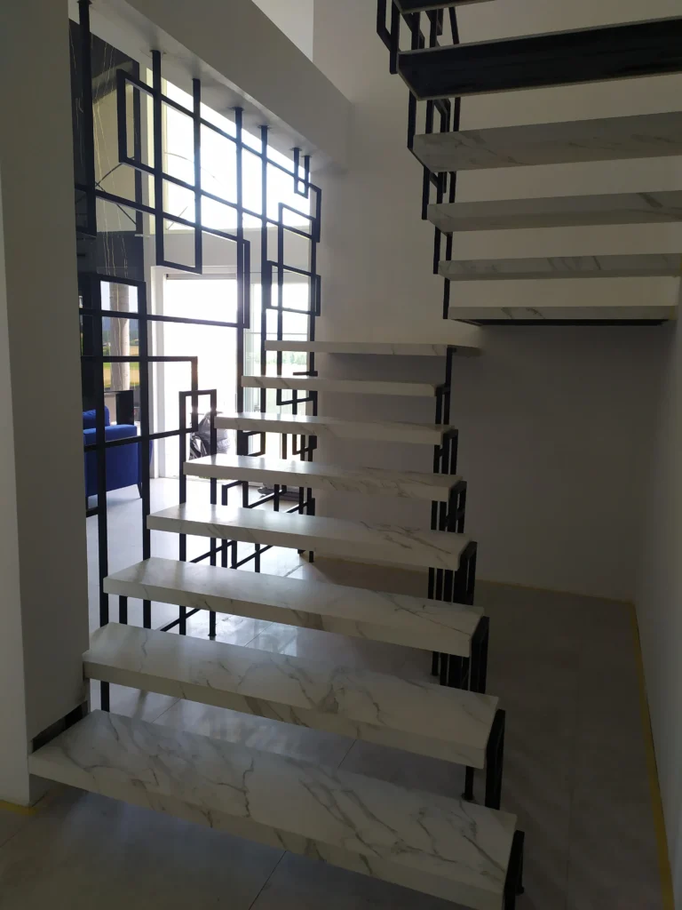 Cantilever stairs