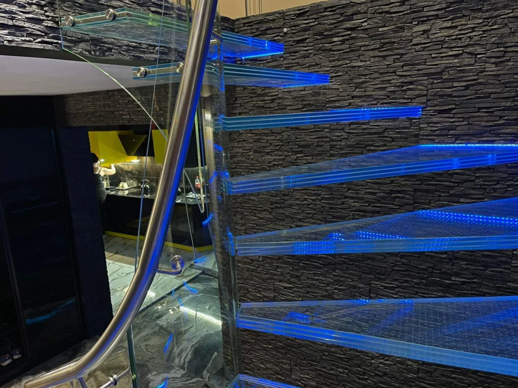 Cantilever stairs