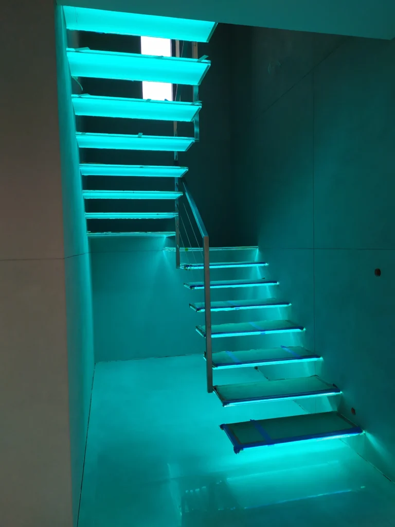 Cantilever stairs