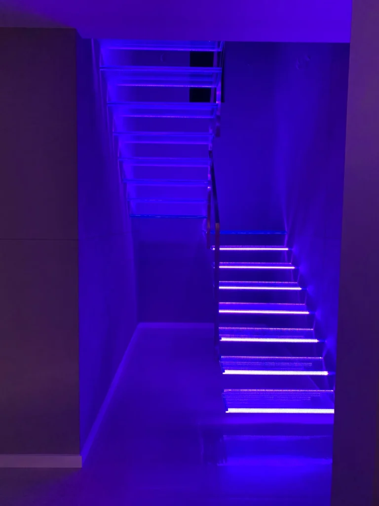Cantilever stairs