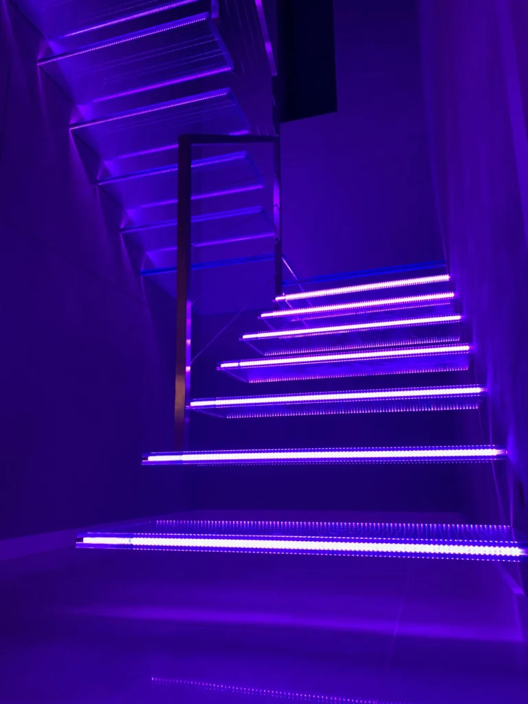 Cantilever stairs